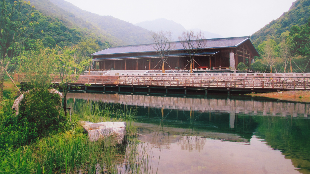黄公望隐居地是元代画家黄公望隐居并终老的地方,也是他创作著名山水画《富春山居图》的实景地,同时也是两江一湖国家级重点风景名胜区的重要组成部分。景区由黄公望纪念馆、小洞天、森林公园、风情小镇、筲箕泉等组成,连绵2.5公里。隐居地仿佛一幅浓缩的《富春山居图》,她古朴、含蓄、透着浓厚的诗画艺术气息,那份隐遁的惬意,只有亲临才能有体验,只有慢慢地走,才能全然感受。 予向构一堂于其间,每春秋焚香煮茗,游焉息焉。当晨岚夕照,月户雨窗,或登眺,或凭栏,不知身世在尘寰矣!额曰小洞天。从或登眺,或凭栏的记述,可知