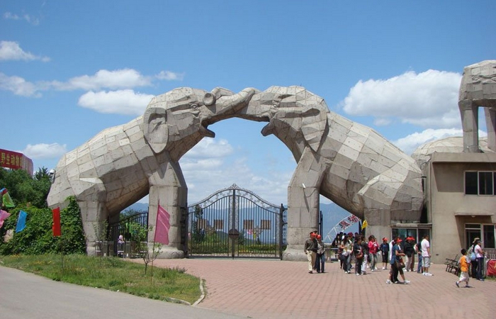 北京八达岭野生动物园位于举世闻名的八达岭长城脚下,紧临八达岭高速